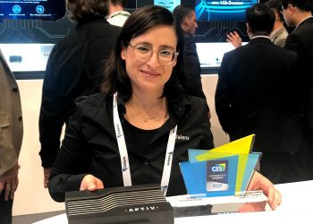 דנה זלצקי, ולנס מקבלת את פרס הפיתוח המצטיין בתערוכת CES 2020. צילום: אבי בליזובסקי