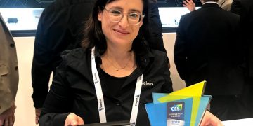 דנה זלצקי, ולנס מקבלת את פרס הפיתוח המצטיין בתערוכת CES 2020. צילום: אבי בליזובסקי