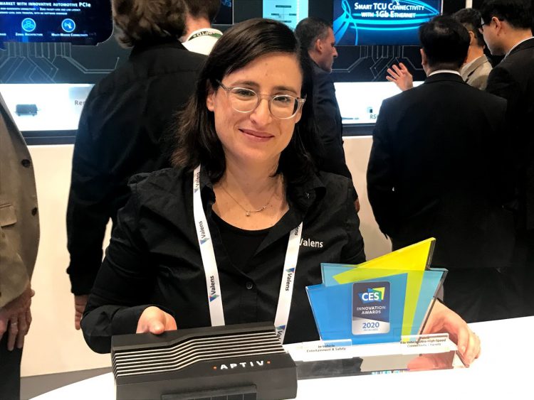 דנה זלצקי, ולנס מקבלת את פרס הפיתוח המצטיין בתערוכת CES 2020. צילום: אבי בליזובסקי