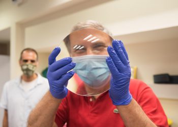 איתן סטיבה עם העדשה במעבדתו של פרופ' מורן ברקוביץ' בטכניון. צילום, רמי שלוש, דוברות הטכניון