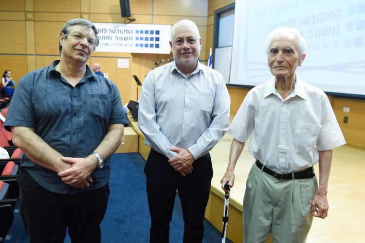 מימין לשמאל : פרופ'-מחקר יעקב זיו, נשיא הטכניון פרופ' אורי סיון ודיקן הפקולטה פרופ' נחום שימקין