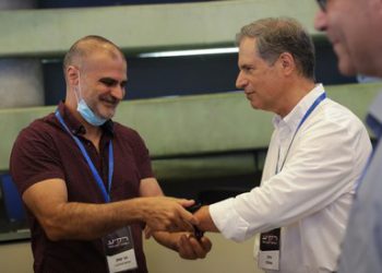 מני יצחק, סגן נשיא למו"פ בקרדיוסנס, עם איתן סטיבה. צילום יחצ