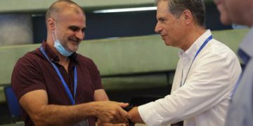 מני יצחק, סגן נשיא למו"פ בקרדיוסנס, עם איתן סטיבה. צילום יחצ