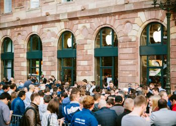 צעירים ממתינים בתור לרכישת מכשיר אייפון ברגע הכרזתו. הנקודה שאינטל פספסהאילוסטרציה: depositphotos.com