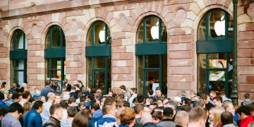 צעירים ממתינים בתור לרכישת מכשיר אייפון ברגע הכרזתו. הנקודה שאינטל פספסהאילוסטרציה: depositphotos.com