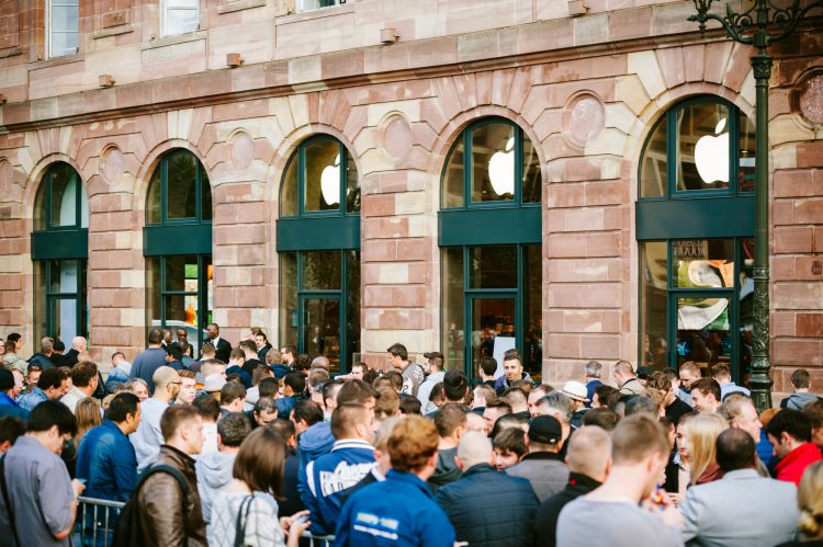 צעירים ממתינים בתור לרכישת מכשיר אייפון ברגע הכרזתו. הנקודה שאינטל פספסהאילוסטרציה: depositphotos.com