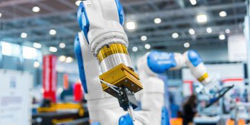 זרוע רובוטית במפעל. אילוסטרציה: depositphotos.com