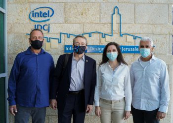 פט גלסינגר וצוות ההנהלה של אינטל ישראל -צוות ההנהלה של אינטל ישראל נפגש היום עם פט גלסינגר, מנכ"ל אינטל, במהלך ביקורו בירושלים. אינטל אישרה כי תרחיב עוד יותר את השקעתה בישראל עם מתקן מו"פ חדש והגדלת יכולות הייצור.עומדים משמאל לימין: יניב גרטי, מנכ"ל אינטל ישראל, פט גלסינגר, מנכ"ל אינטל, קארין אייבשיץ-סגל, מנכ"לית אינטל הנדסת אימות ומרכז הפיתוח של אינטל ישראל, ודניאל בן עטר, מנכ"ל שותף ייצור במפעל.קרדיט: ליאור דסקל