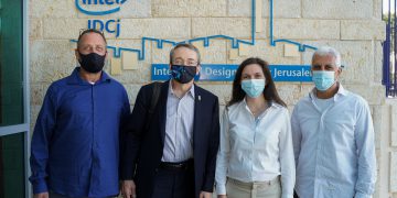 פט גלסינגר וצוות ההנהלה של אינטל ישראל -צוות ההנהלה של אינטל ישראל נפגש היום עם פט גלסינגר, מנכ"ל אינטל, במהלך ביקורו בירושלים. אינטל אישרה כי תרחיב עוד יותר את השקעתה בישראל עם מתקן מו"פ חדש והגדלת יכולות הייצור.עומדים משמאל לימין: יניב גרטי, מנכ"ל אינטל ישראל, פט גלסינגר, מנכ"ל אינטל, קארין אייבשיץ-סגל, מנכ"לית אינטל הנדסת אימות ומרכז הפיתוח של אינטל ישראל, ודניאל בן עטר, מנכ"ל שותף ייצור במפעל.קרדיט: ליאור דסקל