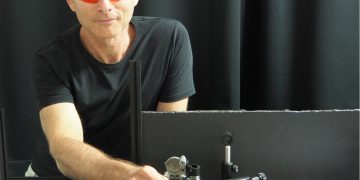 פרופ' גיא ברטל - ראש המעבדה למחקר פוטוני מתקדם בפקולטה להנדסת חשמל ומחשבים ע"ש ויטרבי