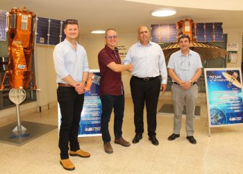 דיקן הפקולטה להנדסת אווירונוטיקה וחלל פרופ' טל שימא (מימין) עם מנהל מפעל חלל בתעשייה האווירית שלומי סודרי. צילום: מרק גולדמן, דוברות הטכניון