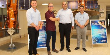 דיקן הפקולטה להנדסת אווירונוטיקה וחלל פרופ' טל שימא (מימין) עם מנהל מפעל חלל בתעשייה האווירית שלומי סודרי. צילום: מרק גולדמן, דוברות הטכניון