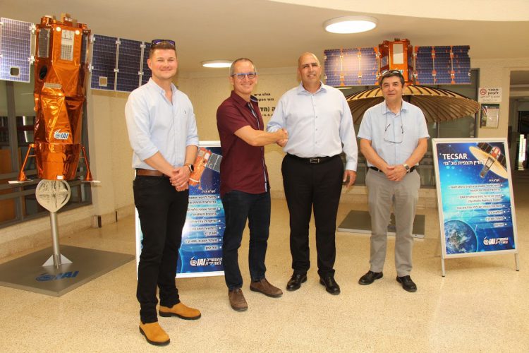 דיקן הפקולטה להנדסת אווירונוטיקה וחלל פרופ' טל שימא (מימין) עם מנהל מפעל חלל בתעשייה האווירית שלומי סודרי. צילום: מרק גולדמן, דוברות הטכניון