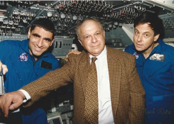 אבי הר אבן ז"ל מבקר ביוסטון ומשתתף בסימולטור טיסה של מעבורת החלל במהלך ההכנות לטיסת הקולומביה, שכידוע הסתיימה באסון. צילום: סוכנות החלל הישראלית במשרד המדע