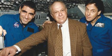 אבי הר אבן ז"ל מבקר ביוסטון ומשתתף בסימולטור טיסה של מעבורת החלל במהלך ההכנות לטיסת הקולומביה, שכידוע הסתיימה באסון. צילום: סוכנות החלל הישראלית במשרד המדע