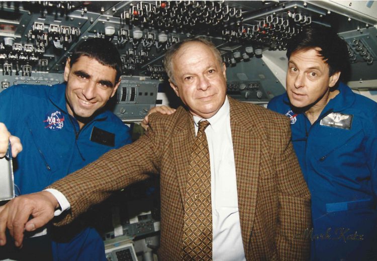 אבי הר אבן ז"ל מבקר ביוסטון ומשתתף בסימולטור טיסה של מעבורת החלל במהלך ההכנות לטיסת הקולומביה, שכידוע הסתיימה באסון. צילום: סוכנות החלל הישראלית במשרד המדע