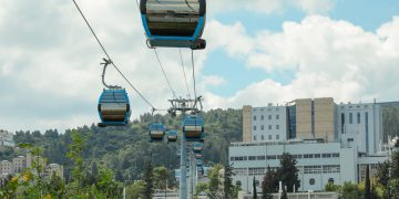 הרכבל המחבר בין הטכניון לאוניברסיטת חיפה, על רקע אחד המבנים בטכניון. אילוסטרציה: depositphotos.com