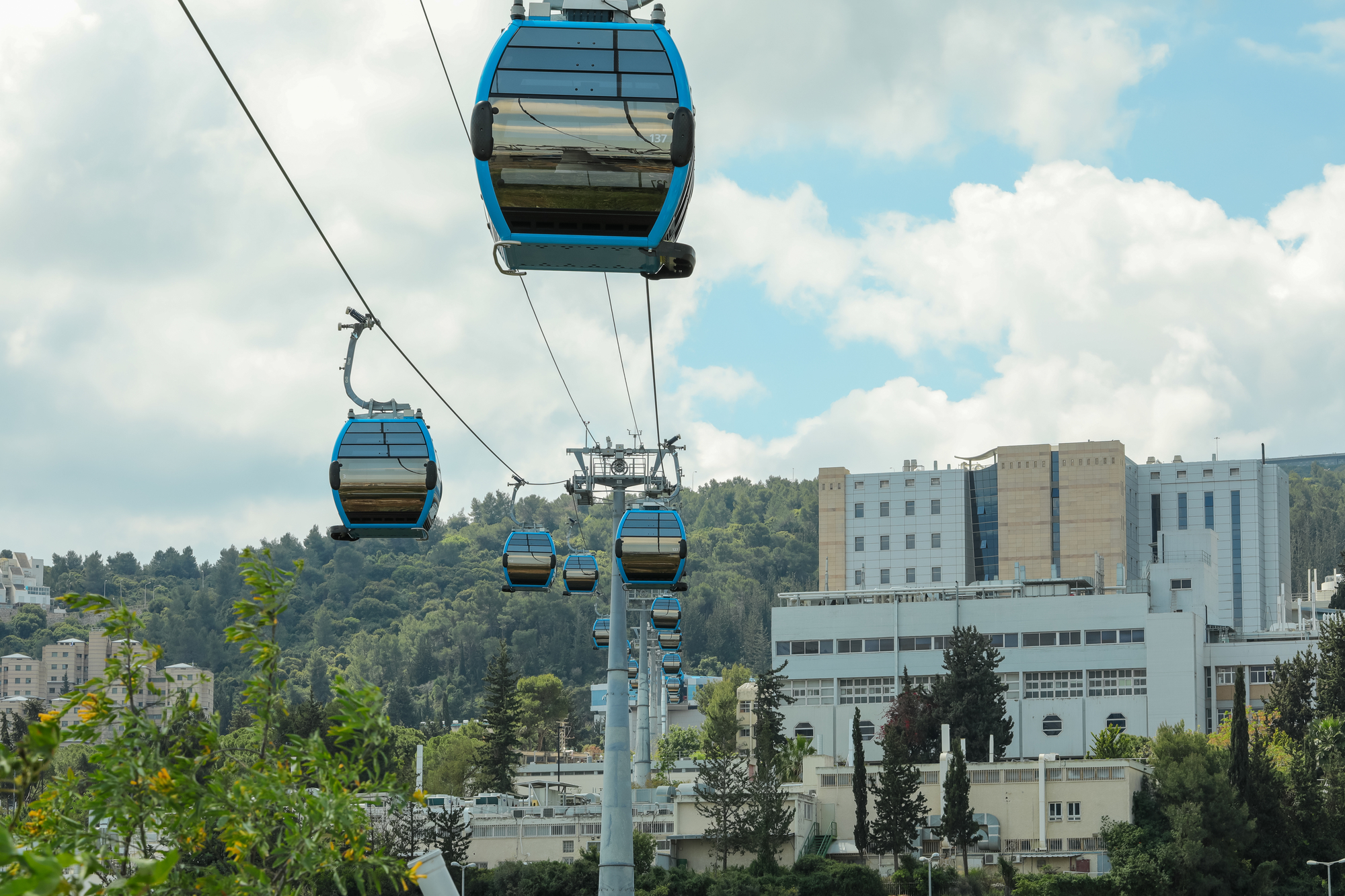 הרכבל המחבר בין הטכניון לאוניברסיטת חיפה, על רקע אחד המבנים בטכניון. אילוסטרציה: depositphotos.com