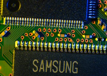 לוח אלקטרוני ועליו שבב של סמסונג. צולם בתערוכה בקייב, אוקראינה, יולי 2021 אילוסטרציה: depositphotos.com