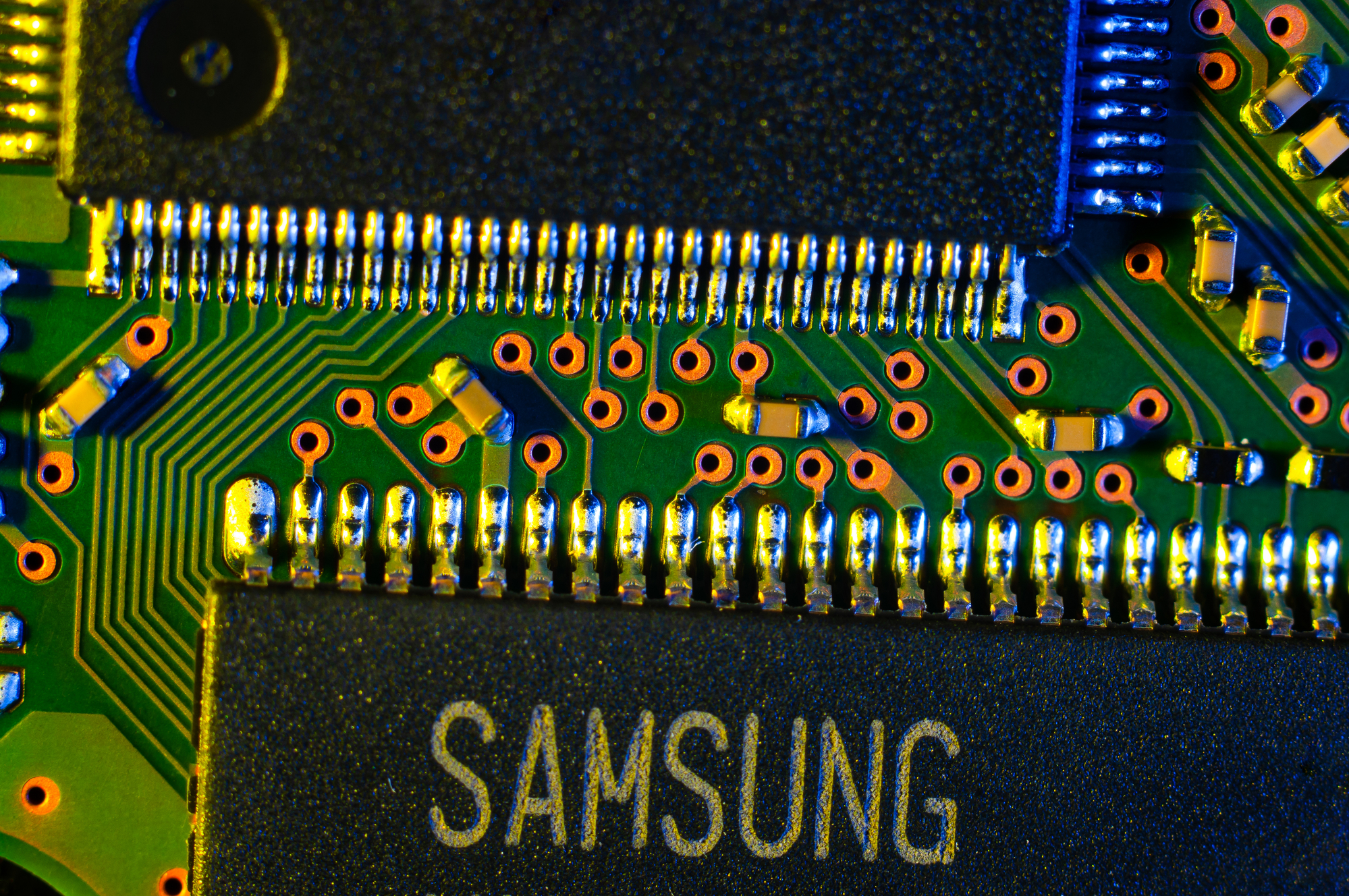 לוח אלקטרוני ועליו שבב של סמסונג. צולם בתערוכה בקייב, אוקראינה, יולי 2021 אילוסטרציה: depositphotos.com