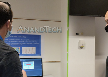 התמונה שבה נחשף בטעות הכיוון העתידי של טכנולוגית USB, בעת ביקורו של סגן נשיא החברה, גרגורי בריאנט במרכז הפיתוח של אינטל בחיפה בתחילת השבוע. צילום מתוך חשבון הטוויטר של בריאנט באמצעות "ANANDTECH"