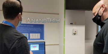 התמונה שבה נחשף בטעות הכיוון העתידי של טכנולוגית USB, בעת ביקורו של סגן נשיא החברה, גרגורי בריאנט במרכז הפיתוח של אינטל בחיפה בתחילת השבוע. צילום מתוך חשבון הטוויטר של בריאנט באמצעות "ANANDTECH"