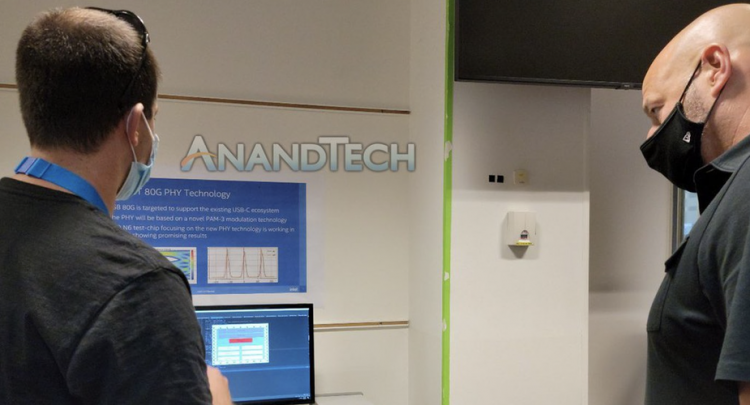 התמונה שבה נחשף בטעות הכיוון העתידי של טכנולוגית USB, בעת ביקורו של סגן נשיא החברה, גרגורי בריאנט במרכז הפיתוח של אינטל בחיפה בתחילת השבוע. צילום מתוך חשבון הטוויטר של בריאנט באמצעות "ANANDTECH"