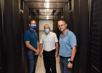 חונכים את המרכז למחשוב-על המשודרג בטכניון. מימין לשמאל :זאב שניידר מנהל תשתיות באגף מחשוב ומערכות מידע בטכניון, פרופ' בועז גולני המשנה לנשיא ומנכ"ל הטכניון, פרופ' רועי פרידמן סגן המשנה לנשיא ומנכ"ל למערכות מידע ומחשוב. צילום : שרון צור, דוברות הטכניון