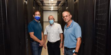 חונכים את המרכז למחשוב-על המשודרג בטכניון. מימין לשמאל :זאב שניידר מנהל תשתיות באגף מחשוב ומערכות מידע בטכניון, פרופ' בועז גולני המשנה לנשיא ומנכ"ל הטכניון, פרופ' רועי פרידמן סגן המשנה לנשיא ומנכ"ל למערכות מידע ומחשוב. צילום : שרון צור, דוברות הטכניון