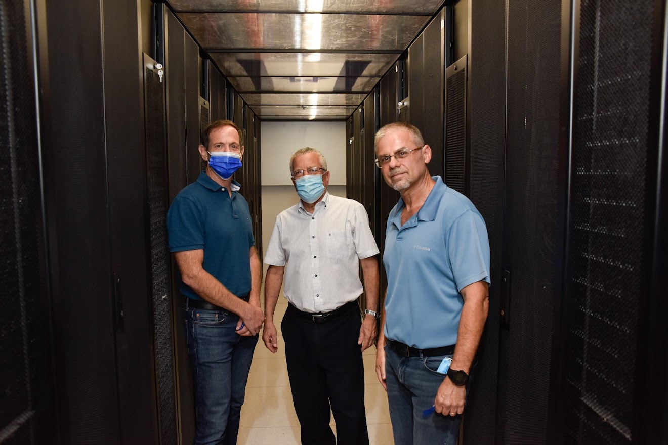 חונכים את המרכז למחשוב-על המשודרג בטכניון. מימין לשמאל :זאב שניידר מנהל תשתיות באגף מחשוב ומערכות מידע בטכניון, פרופ' בועז גולני המשנה לנשיא ומנכ