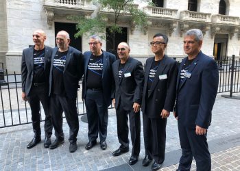 בתמונה מימין לשמאל דרור מנדלברג, CFO של ואלנס, קן זאנג, חבר דירקטוריון PTK, איל קישון משקיע וחבר דירקטוריון, גדעון בן צבי, מנכ״ל ואלנס, יהל זילכה, משקיע וחבר דירקטוריון, דרור ירושלמי, מנכ״ל לשעבר, מייסד שותף וחבר דירקטוריון ואלנס.