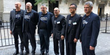 בתמונה מימין לשמאל דרור מנדלברג, CFO של ואלנס, קן זאנג, חבר דירקטוריון PTK, איל קישון משקיע וחבר דירקטוריון, גדעון בן צבי, מנכ״ל ואלנס, יהל זילכה, משקיע וחבר דירקטוריון, דרור ירושלמי, מנכ״ל לשעבר, מייסד שותף וחבר דירקטוריון ואלנס.