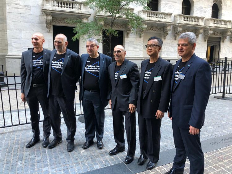 בתמונה מימין לשמאל דרור מנדלברג, CFO של ואלנס, קן זאנג, חבר דירקטוריון PTK, איל קישון משקיע וחבר דירקטוריון, גדעון בן צבי, מנכ״ל ואלנס, יהל זילכה, משקיע וחבר דירקטוריון, דרור ירושלמי, מנכ״ל לשעבר, מייסד שותף וחבר דירקטוריון ואלנס.