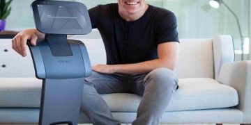 יוסי וולף והרובוט TEMI. צילום יחצ