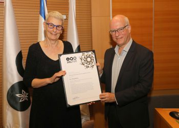 נשיא אוניברסיטת ת"א, פרופ' אריאל פורת מעניק את הפרס לד"ר אורנה ברי. צילום: חן גלילי