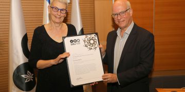 נשיא אוניברסיטת ת"א, פרופ' אריאל פורת מעניק את הפרס לד"ר אורנה ברי. צילום: חן גלילי