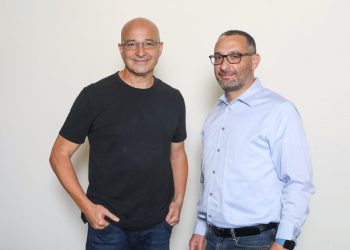 מימין: יוסי אופק, מנכ"ל ויו"ר Digital Clues, יוסי כרמיל – מנכ"ל סלברייט. (צילום: שי שבירו)