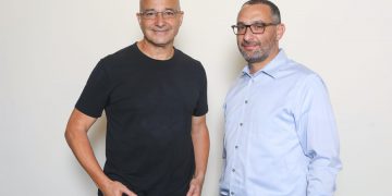 מימין: יוסי אופק, מנכ"ל ויו"ר Digital Clues, יוסי כרמיל – מנכ"ל סלברייט. (צילום: שי שבירו)