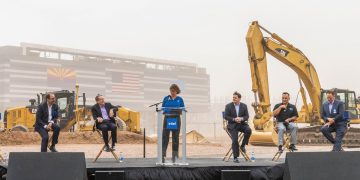 טקס הנחת אבן הפינה למפעלי אינטל באריזונה. במרכז - מנהלת המפעל זיווית כץ-צמרת. מנכ"ל אינטל פט גלסינגר שני משמאל. צילום: אינטל