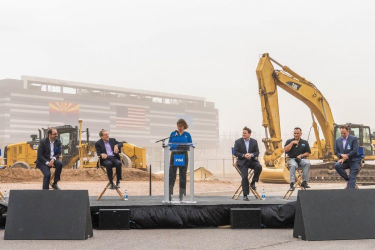 טקס הנחת אבן הפינה למפעלי אינטל באריזונה. במרכז - מנהלת המפעל זיווית כץ-צמרת. מנכ"ל אינטל פט גלסינגר שני משמאל. צילום: אינטל