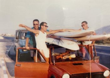 מרחף על הגלים והוא בעננים