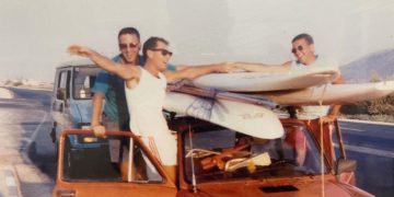 מרחף על הגלים והוא בעננים