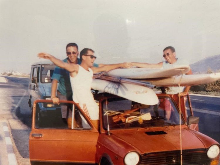 מרחף על הגלים והוא בעננים