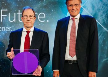 מימין, יוכן הנבק, המנכ"ל הנכנס של אינפיניון. משמאל המנכ"ל היוצא ריינהרדט פלוס. צילום יחצ