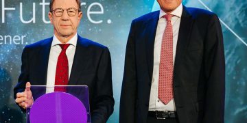 מימין, יוכן הנבק, המנכ"ל הנכנס של אינפיניון. משמאל המנכ"ל היוצא ריינהרדט פלוס. צילום יחצ