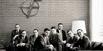 שמונת מקימיי פיירצ'יילד. שמאל לימין: גורדון מור, סי שלדון רוברטס, יוג'ין קליינר, רוברט נויס, ויקטור גריניץ', ג'וליוס בלנק, ז'אן הורני וג'יי לאסט