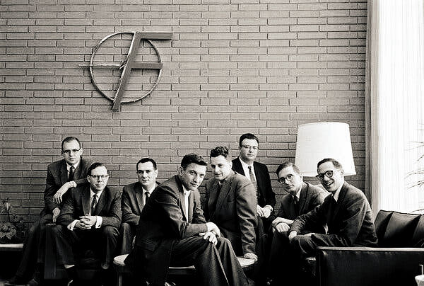 שמונת מקימיי פיירצ'יילד. שמאל לימין: גורדון מור, סי שלדון רוברטס, יוג'ין קליינר, רוברט נויס, ויקטור גריניץ', ג'וליוס בלנק, ז'אן הורני וג'יי לאסט