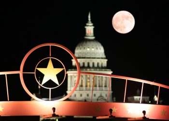 "הכוכב הבודד" של טקסס על רקע בניין הקפיטול באוסטין.