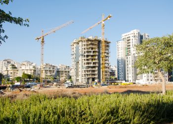 עגורנים באתר בניה בראשון לציון, 2013. אילוסטרציה: depositphotos.com