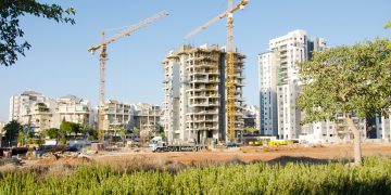 עגורנים באתר בניה בראשון לציון, 2013. אילוסטרציה: depositphotos.com